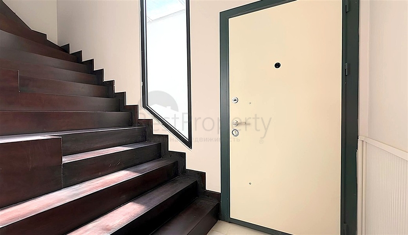 Сучасний дуплекс 2 + 1 з садом в комплексі біля моря 