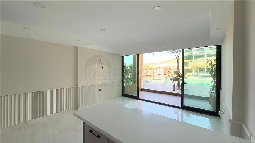 Сучасний дуплекс 2 + 1 з садом в комплексі біля моря 