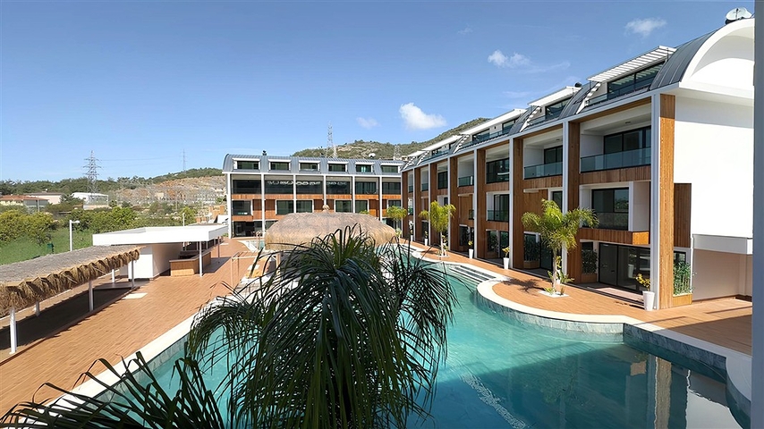 Сучасний дуплекс 2 + 1 з садом в комплексі біля моря 