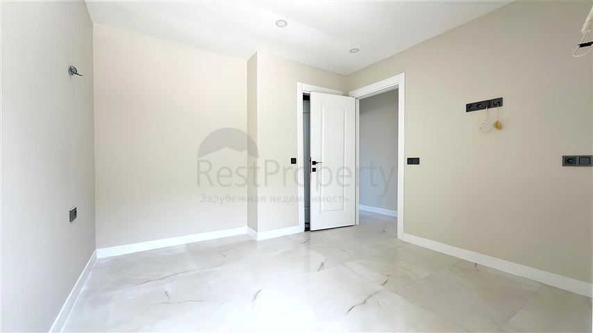 Сучасний дуплекс 2 + 1 з садом в комплексі біля моря 