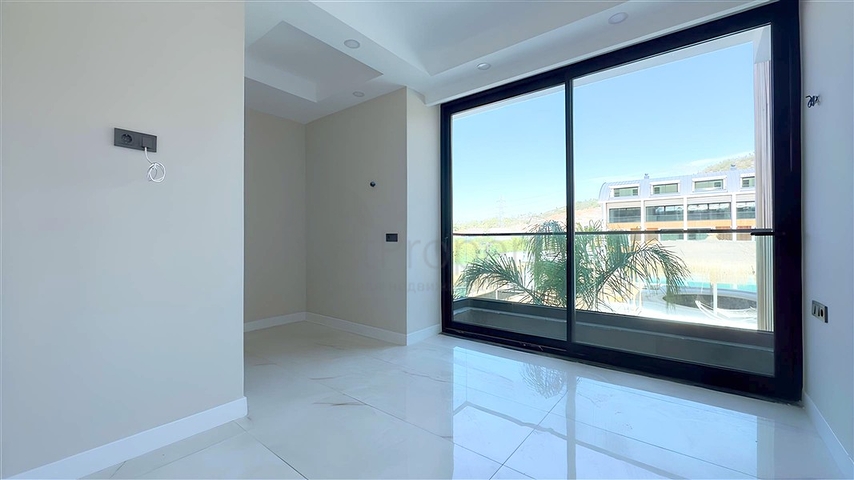 Сучасний дуплекс 2 + 1 з садом в комплексі біля моря 