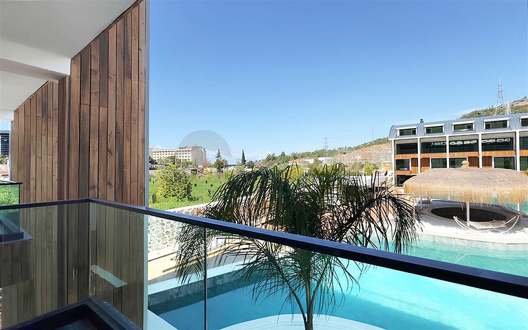 Сучасний дуплекс 2 + 1 з садом в комплексі біля моря 