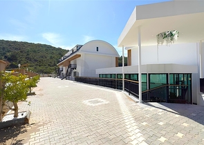 Сучасний дуплекс 2 + 1 з садом в комплексі біля моря 