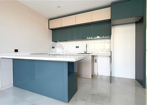 Сучасний дуплекс 2 + 1 з садом в комплексі біля моря 