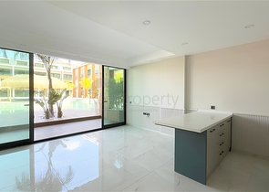 Сучасний дуплекс 2 + 1 з садом в комплексі біля моря 