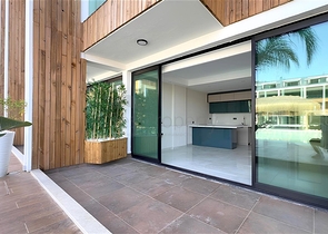 Сучасний дуплекс 2 + 1 з садом в комплексі біля моря 