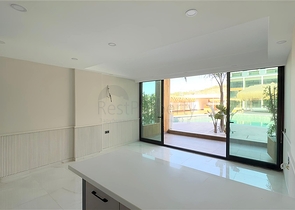 Сучасний дуплекс 2 + 1 з садом в комплексі біля моря 