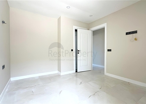 Сучасний дуплекс 2 + 1 з садом в комплексі біля моря 