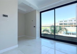 Сучасний дуплекс 2 + 1 з садом в комплексі біля моря 