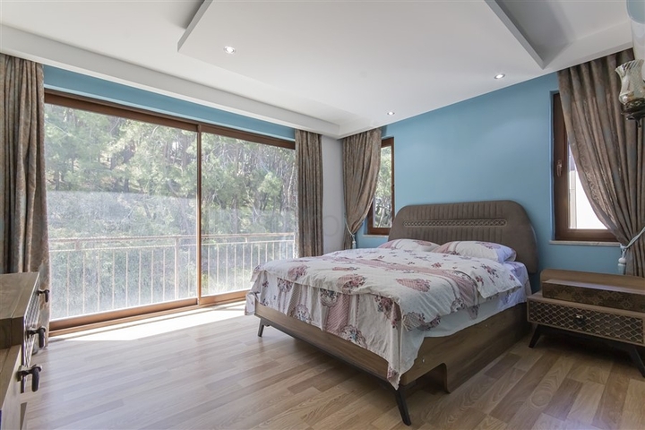 Простора мебльована квартира з видом на море в мальовничому районі біля моря