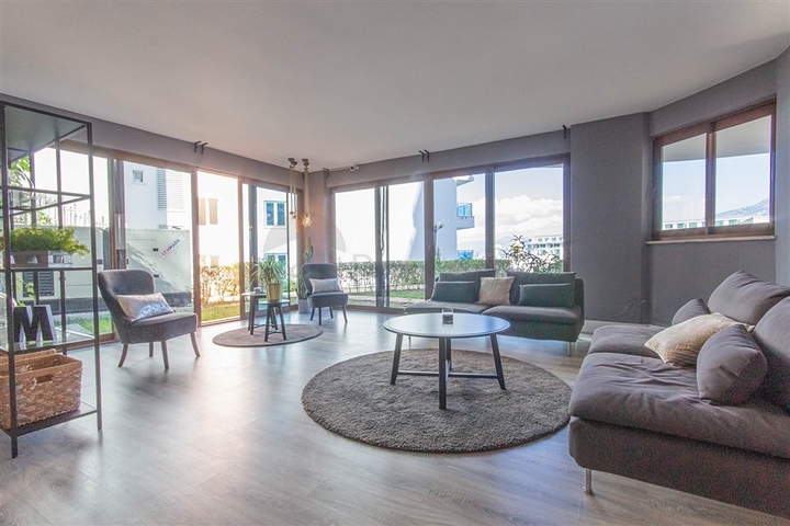 Простора мебльована квартира з видом на море в мальовничому районі біля моря