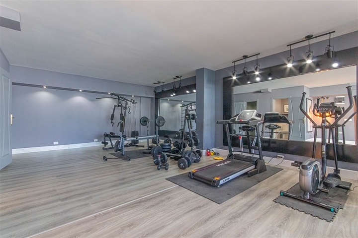 Простора мебльована квартира з видом на море в мальовничому районі біля моря