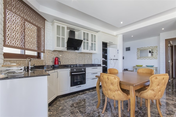 Простора мебльована квартира з видом на море в мальовничому районі біля моря