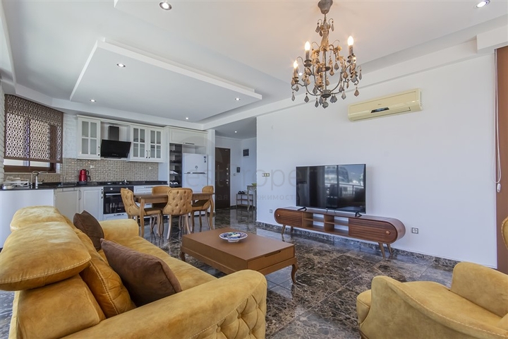 Простора мебльована квартира з видом на море в мальовничому районі біля моря