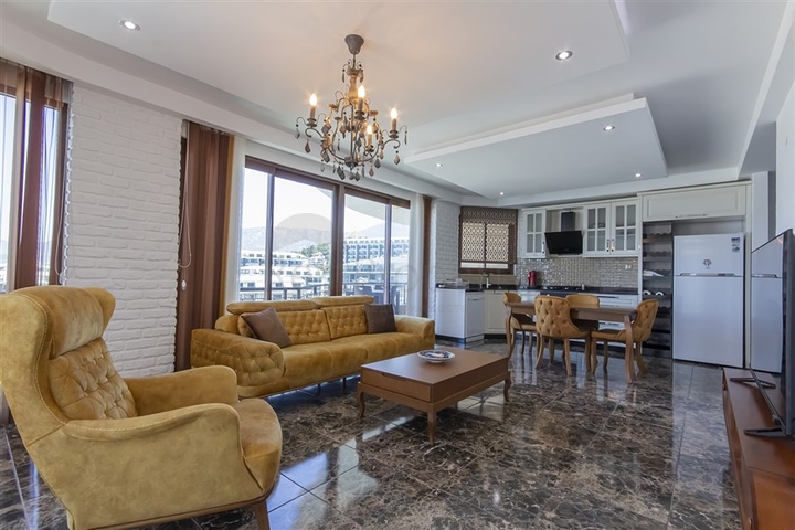 Простора мебльована квартира з видом на море в мальовничому районі біля моря