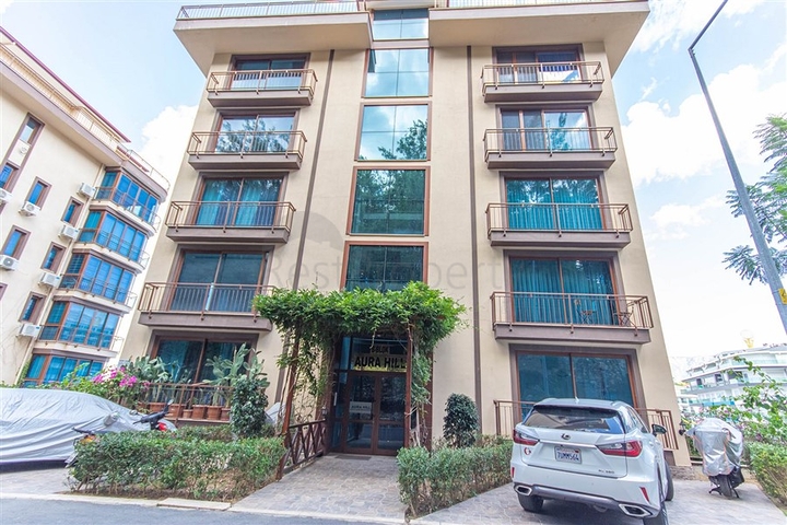 Простора мебльована квартира з видом на море в мальовничому районі біля моря