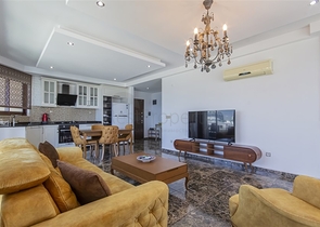 Простора мебльована квартира з видом на море в мальовничому районі біля моря