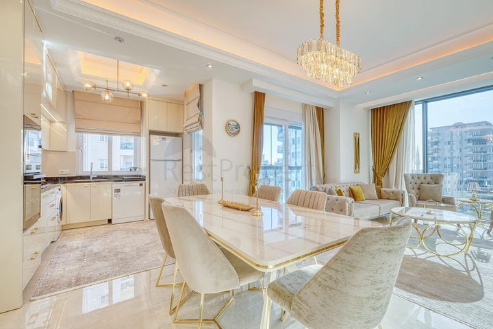 Сучасна квартира біля моря в розвиненому районі Аланії