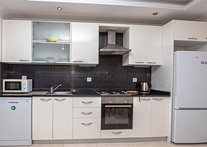  Затишна мебльована квартира з багатою інфраструктурою в мальовничому районі Авсаллар