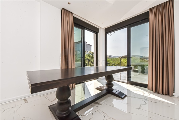 Сучасна вілла з морським видом в оточенні природи і преміального комфорту