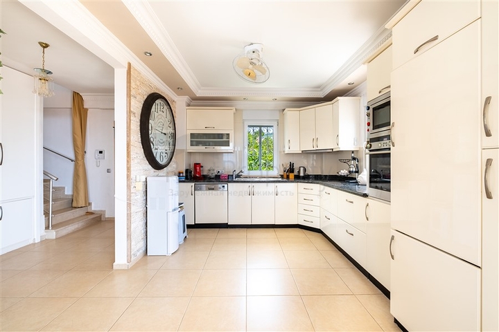 Ідеальний будинок біля моря: простора вілла з видом на Середземне море