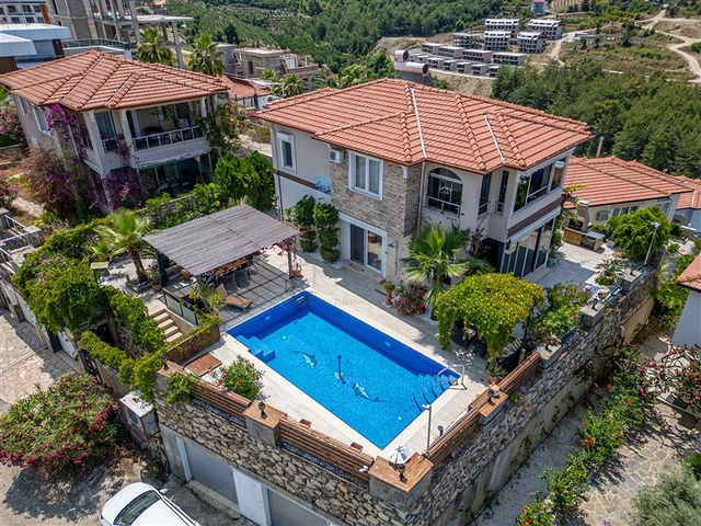 Ідеальний будинок біля моря: простора вілла з видом на Середземне море