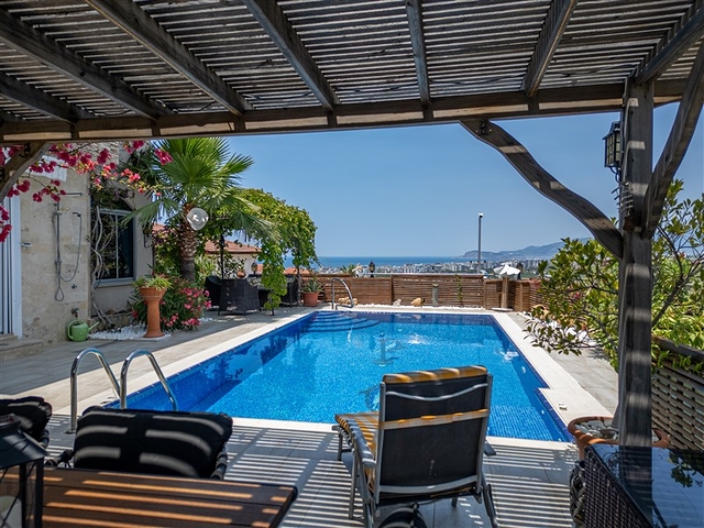 Ідеальний будинок біля моря: простора вілла з видом на Середземне море