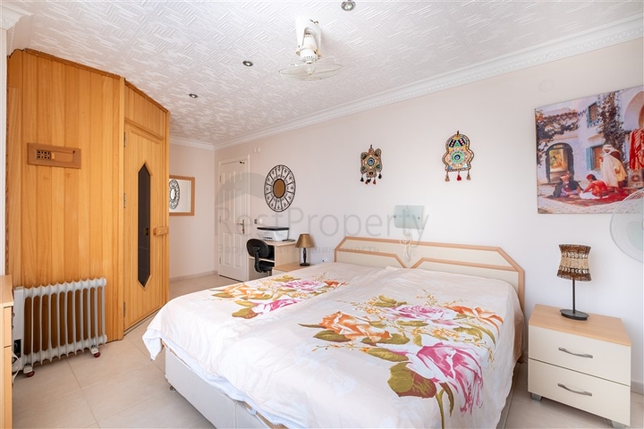 Ідеальний будинок біля моря: простора вілла з видом на Середземне море