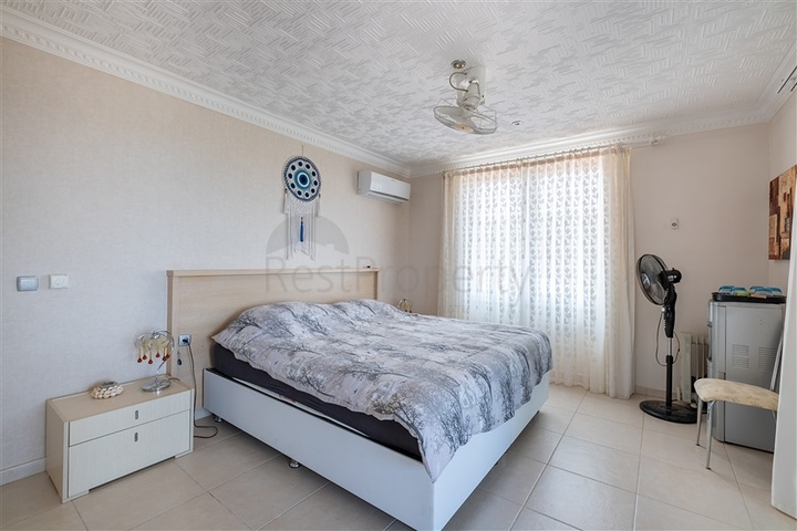 Ідеальний будинок біля моря: простора вілла з видом на Середземне море