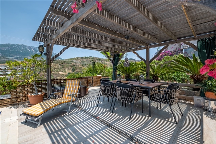 Ідеальний будинок біля моря: простора вілла з видом на Середземне море