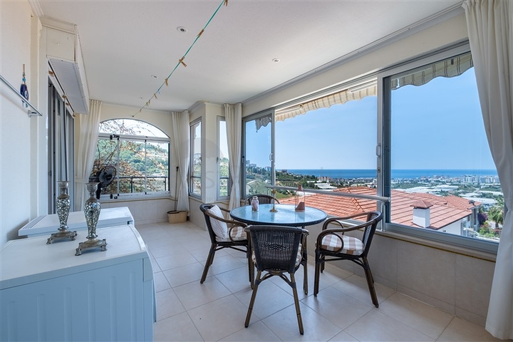 Ідеальний будинок біля моря: простора вілла з видом на Середземне море