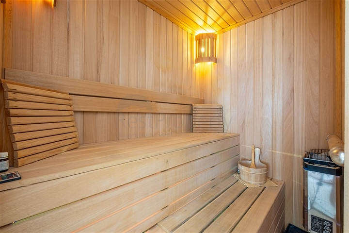 Ідеальний будинок біля моря: простора вілла з видом на Середземне море