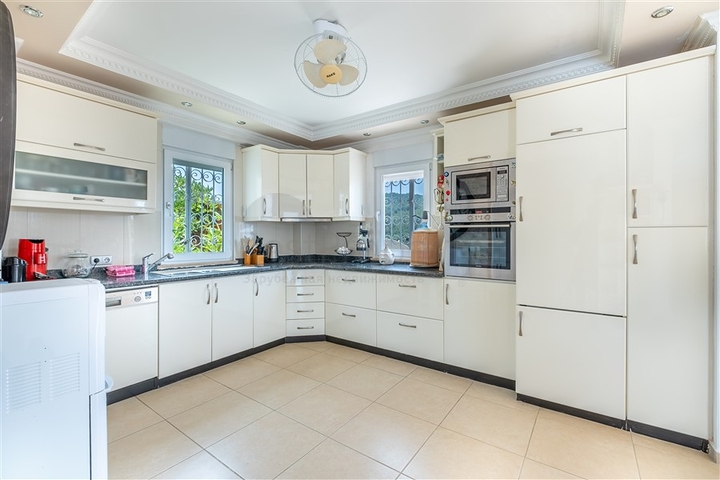 Ідеальний будинок біля моря: простора вілла з видом на Середземне море