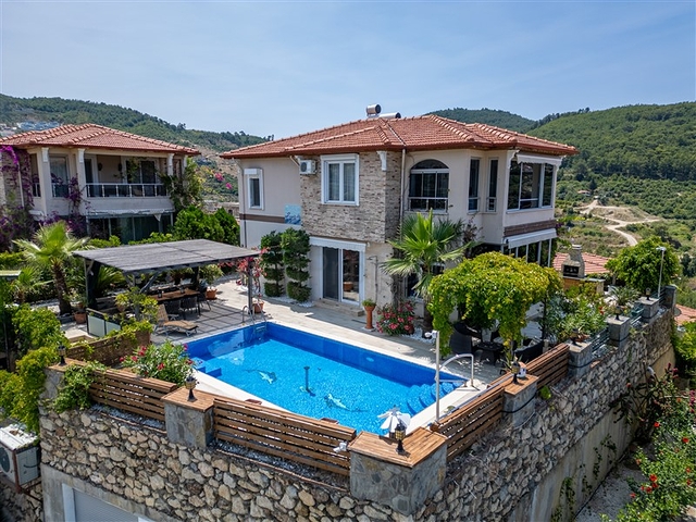 Ідеальний будинок біля моря: простора вілла з видом на Середземне море