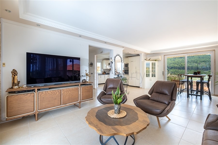 Ідеальний будинок біля моря: простора вілла з видом на Середземне море