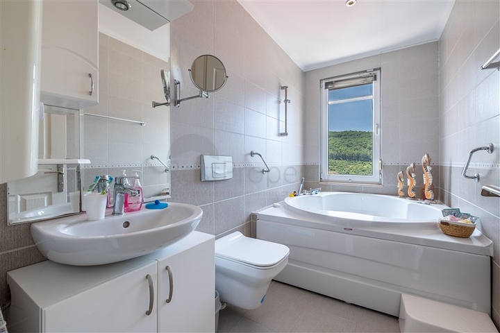 Ідеальний будинок біля моря: простора вілла з видом на Середземне море