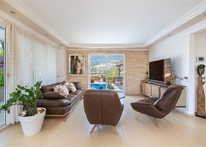 Ідеальний будинок біля моря: простора вілла з видом на Середземне море