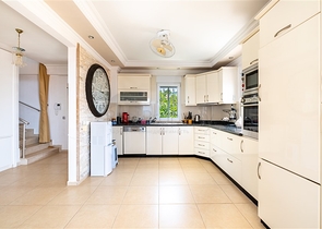 Ідеальний будинок біля моря: простора вілла з видом на Середземне море