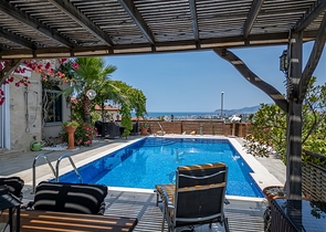 Ідеальний будинок біля моря: простора вілла з видом на Середземне море