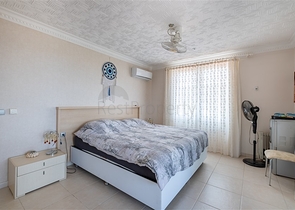 Ідеальний будинок біля моря: простора вілла з видом на Середземне море