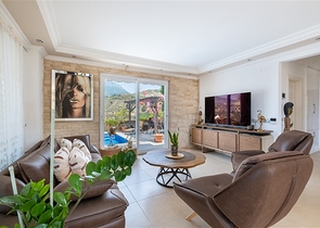 Ідеальний будинок біля моря: простора вілла з видом на Середземне море