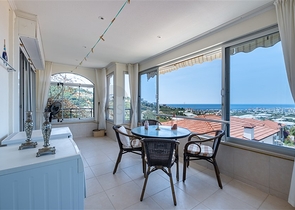 Ідеальний будинок біля моря: простора вілла з видом на Середземне море