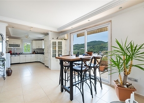 Ідеальний будинок біля моря: простора вілла з видом на Середземне море