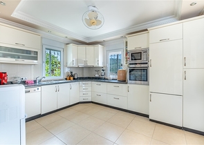 Ідеальний будинок біля моря: простора вілла з видом на Середземне море