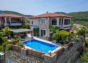 Ідеальний будинок біля моря: простора вілла з видом на Середземне море