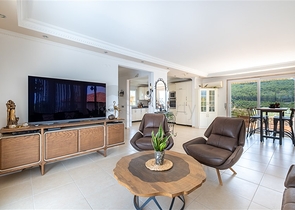 Ідеальний будинок біля моря: простора вілла з видом на Середземне море