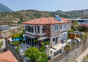 Ідеальний будинок біля моря: простора вілла з видом на Середземне море