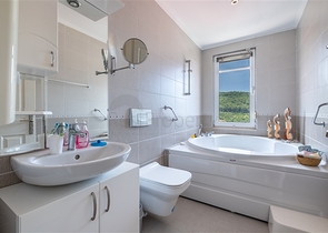 Ідеальний будинок біля моря: простора вілла з видом на Середземне море