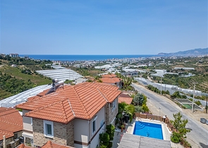 Ідеальний будинок біля моря: простора вілла з видом на Середземне море