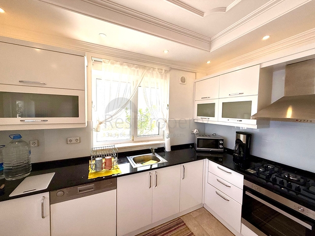 Простора мебльована вілла з терасою і басейном в оточенні природи